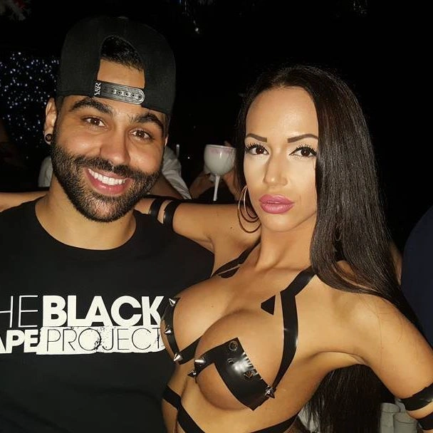 Дівчата в костюмах з клейкої стрічки (33 фото)