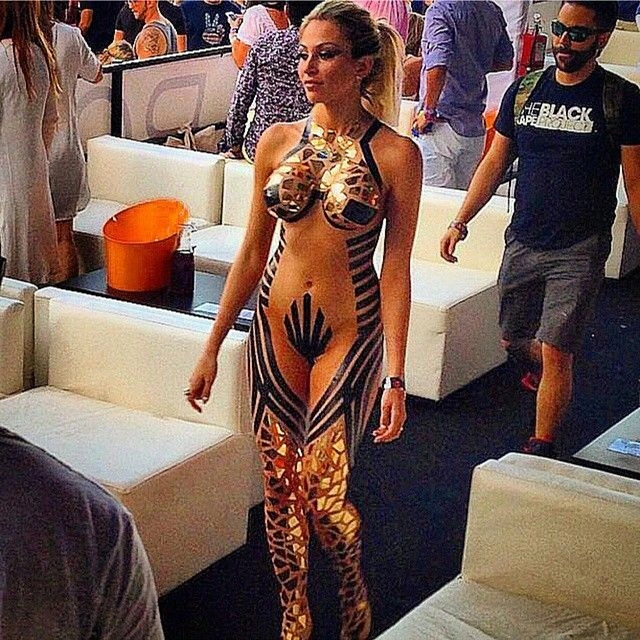 Дівчата в костюмах з клейкої стрічки (33 фото) – фото 3