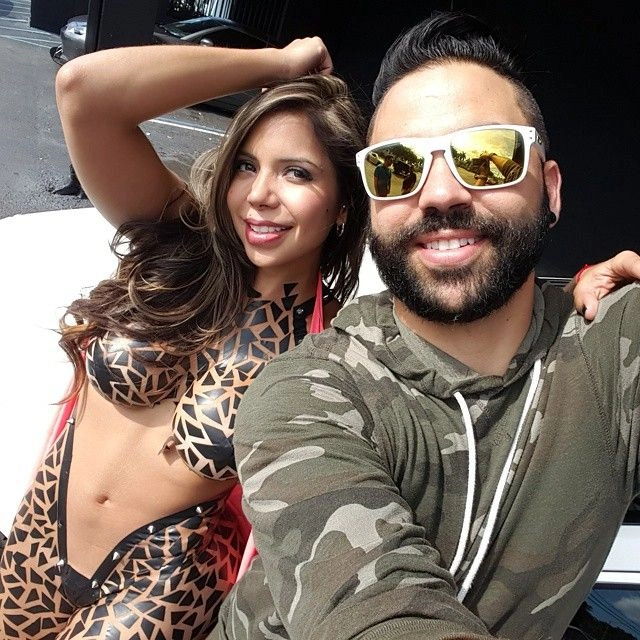 Дівчата в костюмах з клейкої стрічки (33 фото) – фото 4