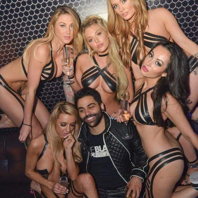 Дівчата в костюмах з клейкої стрічки (33 фото) – фото 6