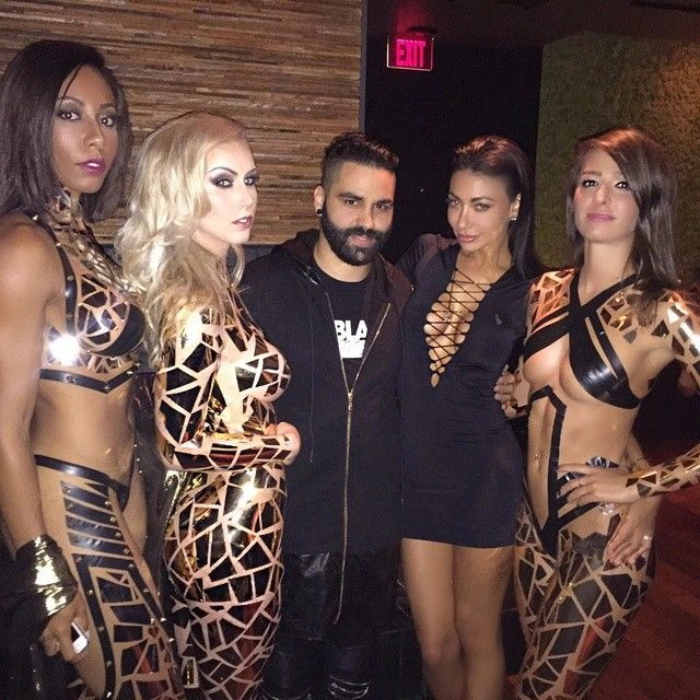 Дівчата в костюмах з клейкої стрічки (33 фото) – фото 7