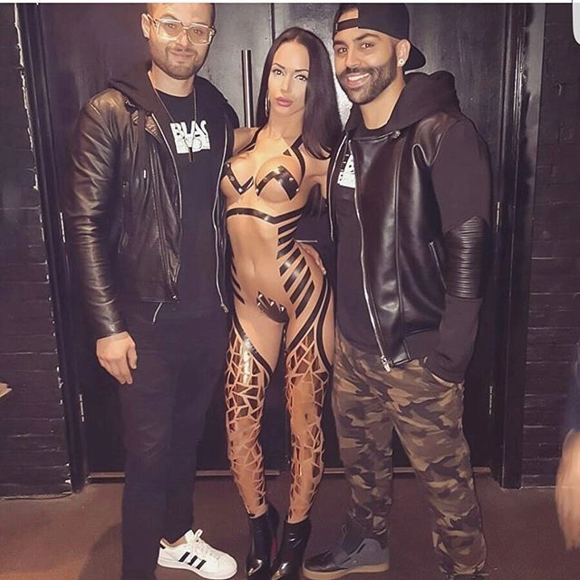 Дівчата в костюмах з клейкої стрічки (33 фото) – фото 14