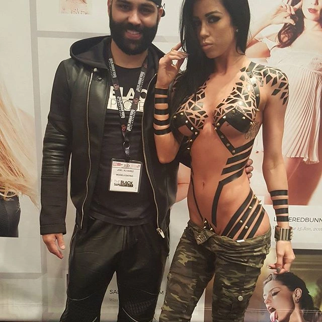 Дівчата в костюмах з клейкої стрічки (33 фото) – фото 17