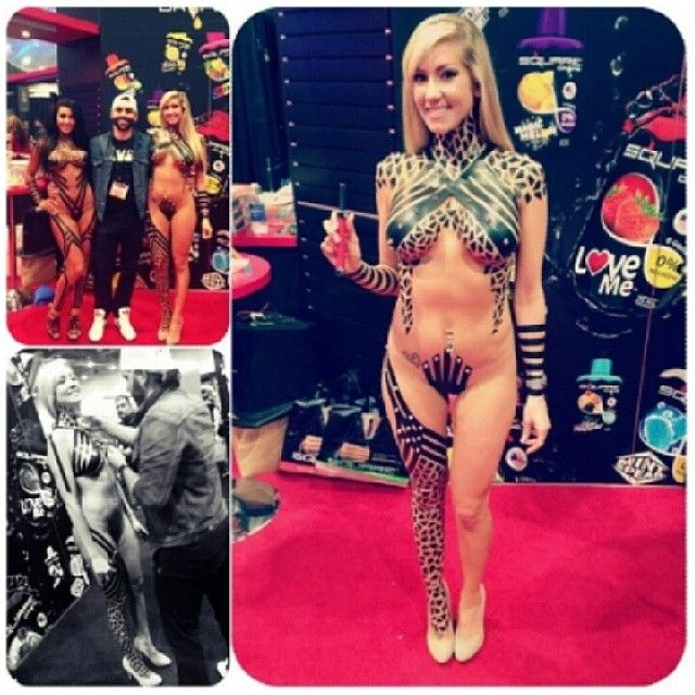 Дівчата в костюмах з клейкої стрічки (33 фото) – фото 20