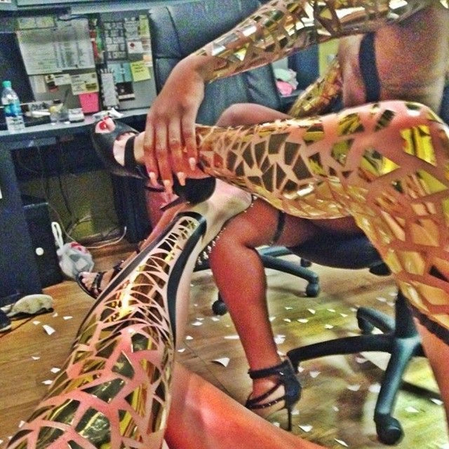 Дівчата в костюмах з клейкої стрічки (33 фото) – фото 21