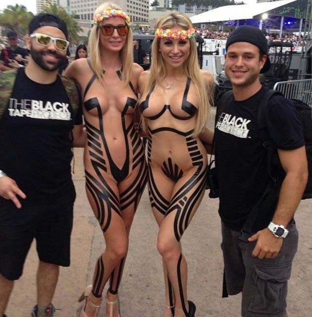 Дівчата в костюмах з клейкої стрічки (33 фото) – фото 24