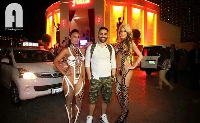 Дівчата в костюмах з клейкої стрічки (33 фото) – фото 25