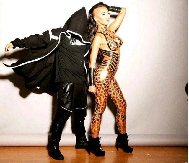 Дівчата в костюмах з клейкої стрічки (33 фото) – фото 27