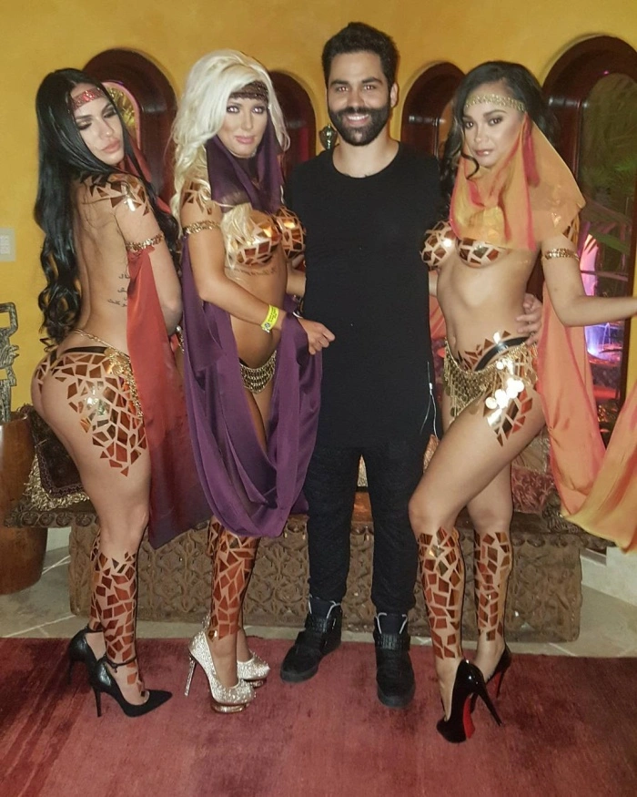 Дівчата в костюмах з клейкої стрічки (33 фото) – фото 30