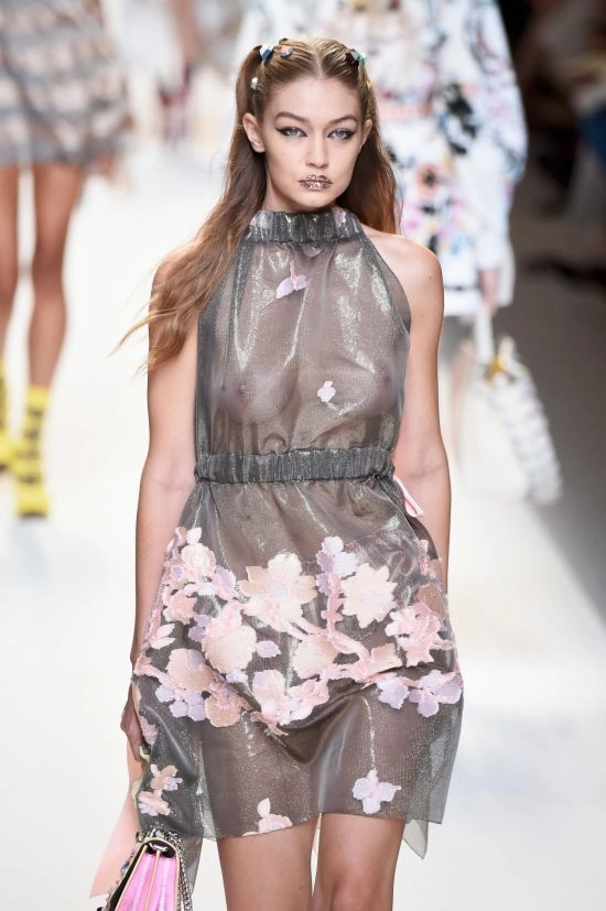 Джиджи Хадід у прозорій сукні на показі мод Fendi Fashion Show. НЮ (9 фото) – фото 5