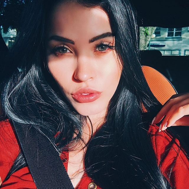 Клаудія Альєнде - бразильська копія Меган Фокс з чудовою фігурою (30 фото)