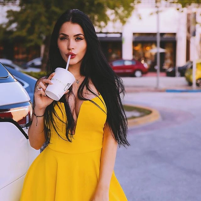 Клаудія Альєнде - бразильська копія Меган Фокс з чудовою фігурою (30 фото) – фото 3