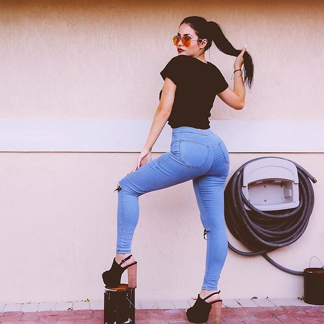 Клаудія Альєнде - бразильська копія Меган Фокс з чудовою фігурою (30 фото) – фото 4