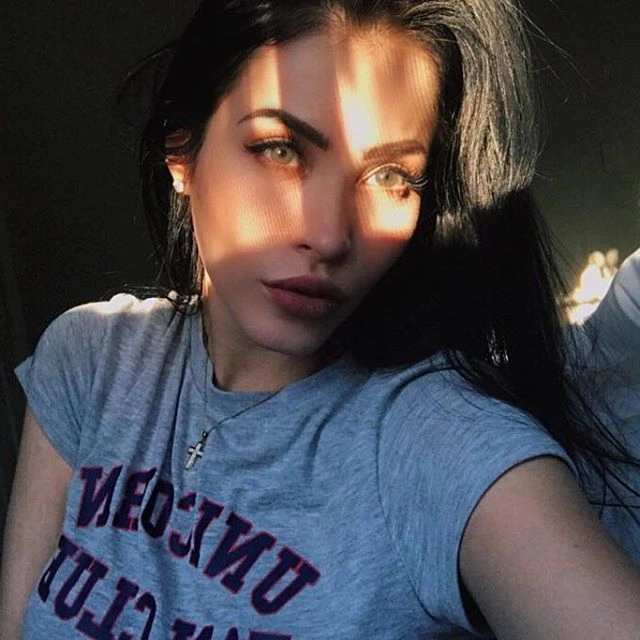 Клаудія Альєнде - бразильська копія Меган Фокс з чудовою фігурою (30 фото) – фото 8