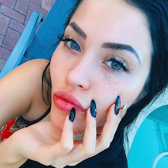 Клаудія Альєнде - бразильська копія Меган Фокс з чудовою фігурою (30 фото) – фото 13