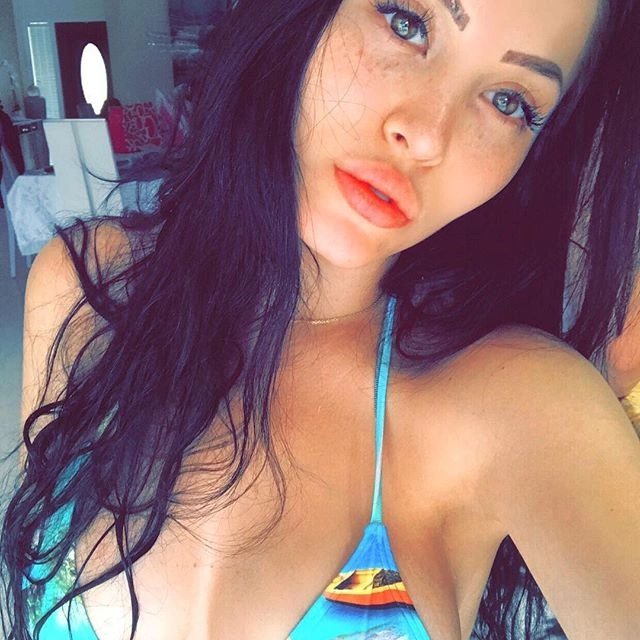 Клаудія Альєнде - бразильська копія Меган Фокс з чудовою фігурою (30 фото) – фото 27