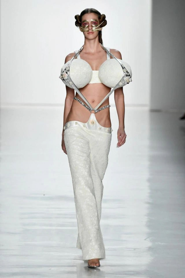 У Нью-Йорку представили дивовижну колекцію одягу (23 фото) – фото 1