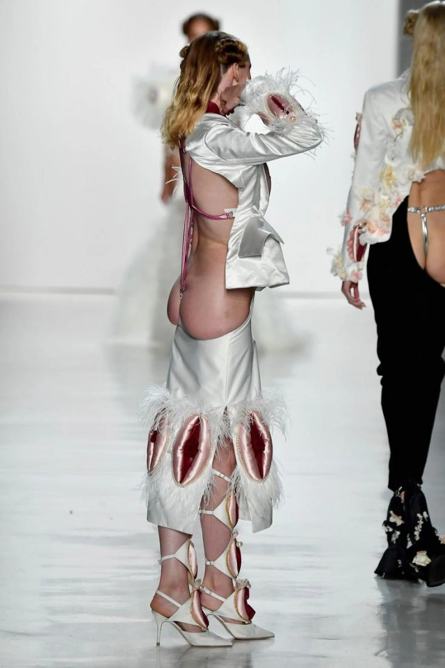 У Нью-Йорку представили дивовижну колекцію одягу (23 фото) – фото 3