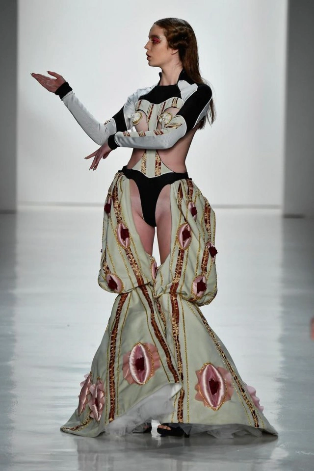 У Нью-Йорку представили дивовижну колекцію одягу (23 фото) – фото 4