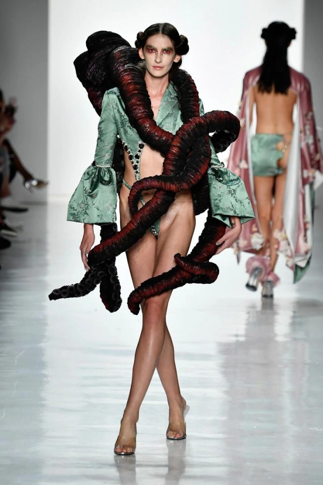 У Нью-Йорку представили дивовижну колекцію одягу (23 фото) – фото 23