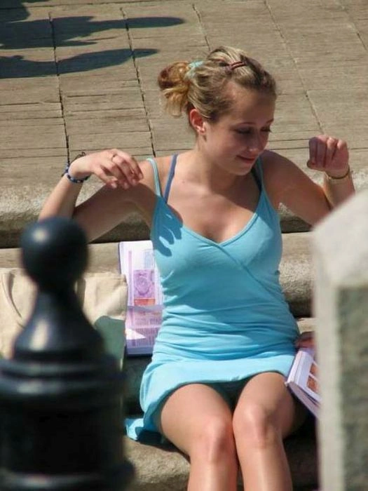 Наші дівчата в коротких спідницях (40 фото) – фото 5