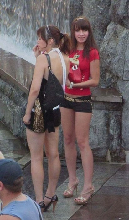 Наші дівчата в коротких спідницях (40 фото) – фото 15