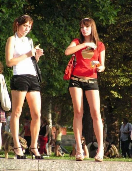 Наші дівчата в коротких спідницях (40 фото) – фото 16
