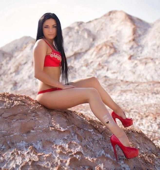 Дівчата в червоних купальниках (44 фото) – фото 11