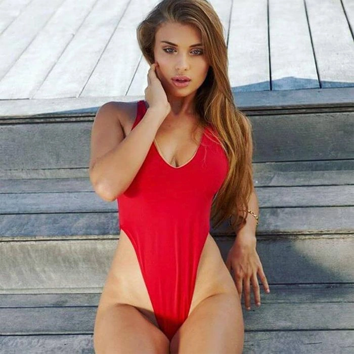 Дівчата в червоних купальниках (44 фото) – фото 41