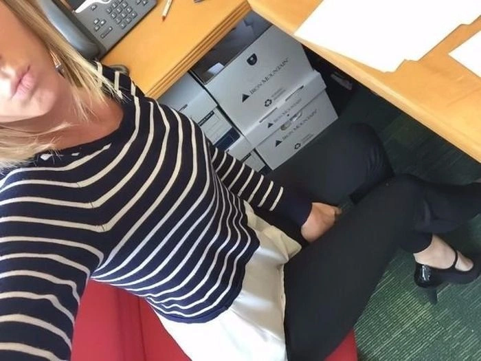 Дівчата нудьгують на роботі (40 фото) – фото 4