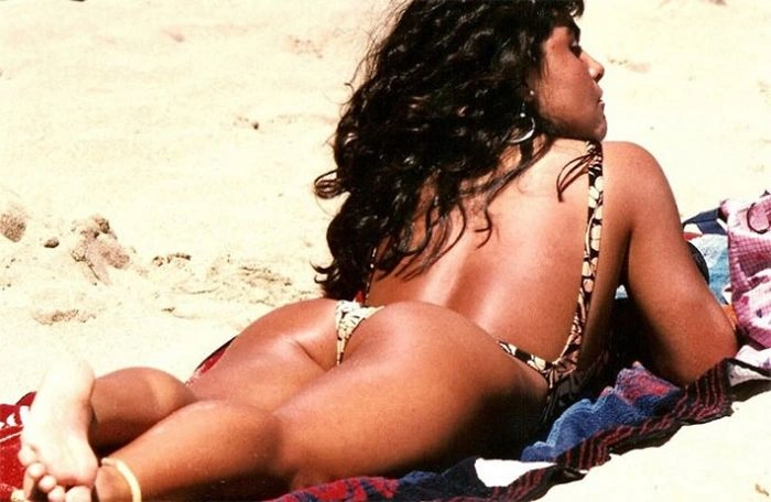 Дівчата на пляжі Ренака в Чилі, 1980-ті (48 фото) – фото 36