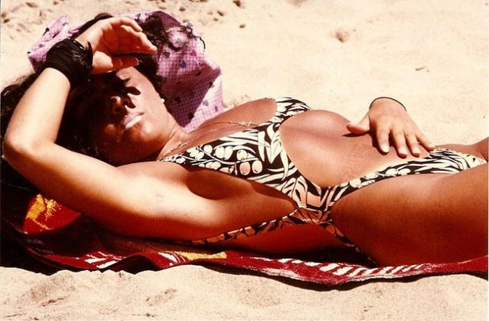 Дівчата на пляжі Ренака в Чилі, 1980-ті (48 фото) – фото 42