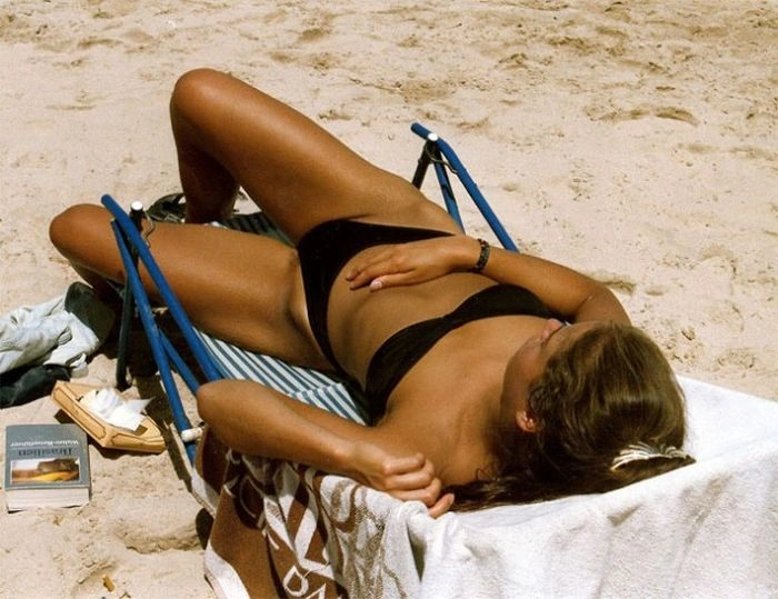 Дівчата на пляжі Ренака в Чилі, 1980-ті (48 фото) – фото 45