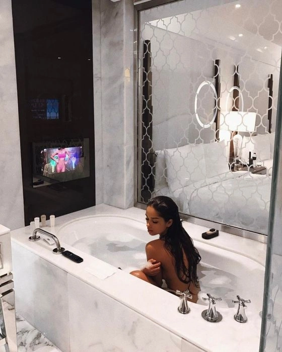 П'ятизірковий готель Дубаї заборонив російським моделям інтимні селфі в номерах (9 фото)