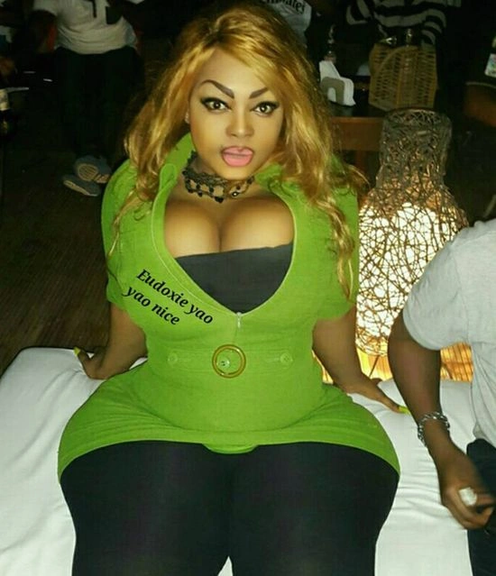 Африканська модель відома завдяки об'ємним формам (20 фото) – фото 12