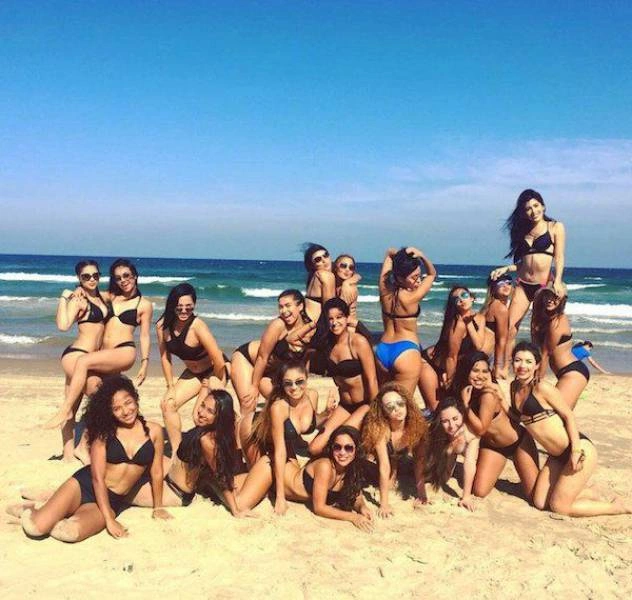 Групові фото чарівних дівчат (42 фото) – фото 16