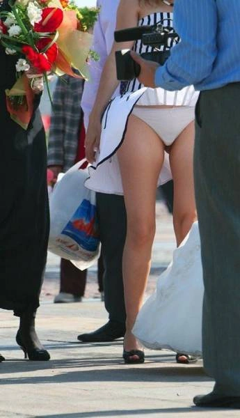 Дівчата в сукнях і спідницях у вітряну погоду (41 фото) – фото 12