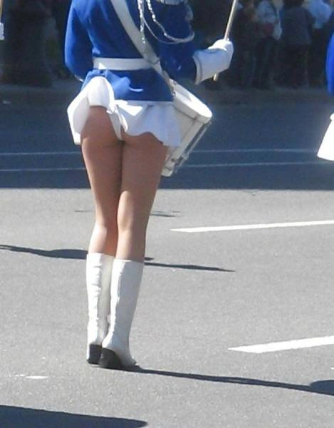 Дівчата в сукнях і спідницях у вітряну погоду (41 фото) – фото 15