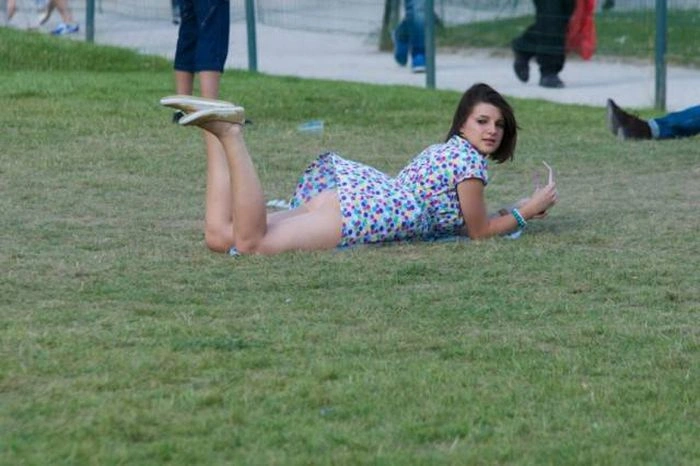 Дівчата в сукнях і спідницях у вітряну погоду (41 фото) – фото 16