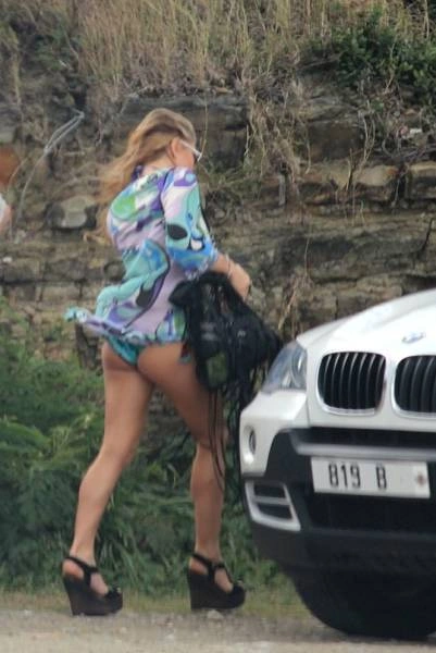 Дівчата в сукнях і спідницях у вітряну погоду (41 фото) – фото 22