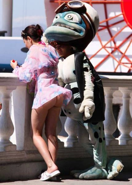 Дівчата в сукнях і спідницях у вітряну погоду (41 фото) – фото 24