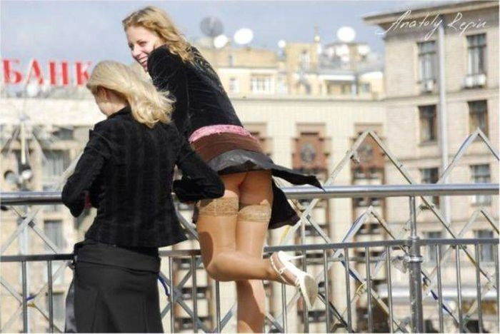 Дівчата в сукнях і спідницях у вітряну погоду (41 фото) – фото 39