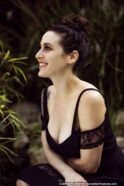 Жінка подовжила шию за допомогою мідних кілець (25 фото) – фото 1