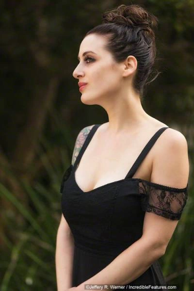 Жінка подовжила шию за допомогою мідних кілець (25 фото) – фото 2