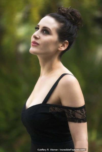 Жінка подовжила шию за допомогою мідних кілець (25 фото) – фото 3