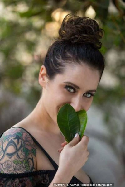 Жінка подовжила шию за допомогою мідних кілець (25 фото) – фото 4