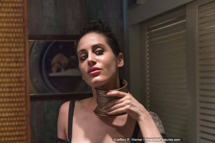 Жінка подовжила шию за допомогою мідних кілець (25 фото) – фото 6