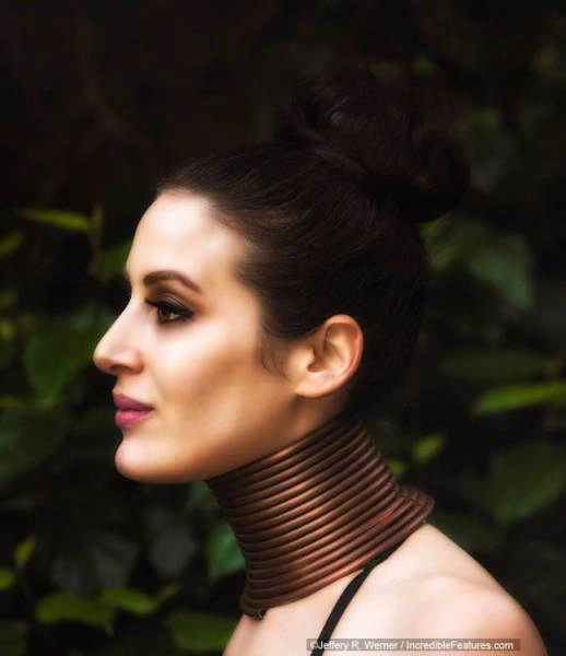 Жінка подовжила шию за допомогою мідних кілець (25 фото) – фото 8