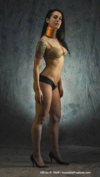 Жінка подовжила шию за допомогою мідних кілець (25 фото) – фото 13