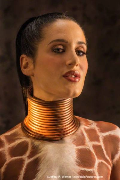 Жінка подовжила шию за допомогою мідних кілець (25 фото) – фото 16